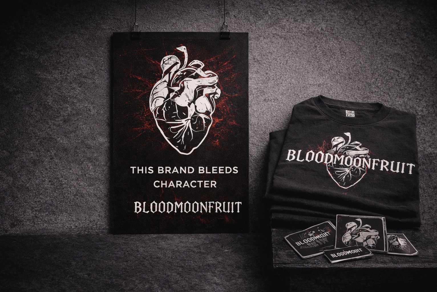 Plakat z grafiką serca i napisem 'This brand bleeds character Bloodmoonfruit', koszulka i naklejki z tym samym motywem, na ciemnym tle.