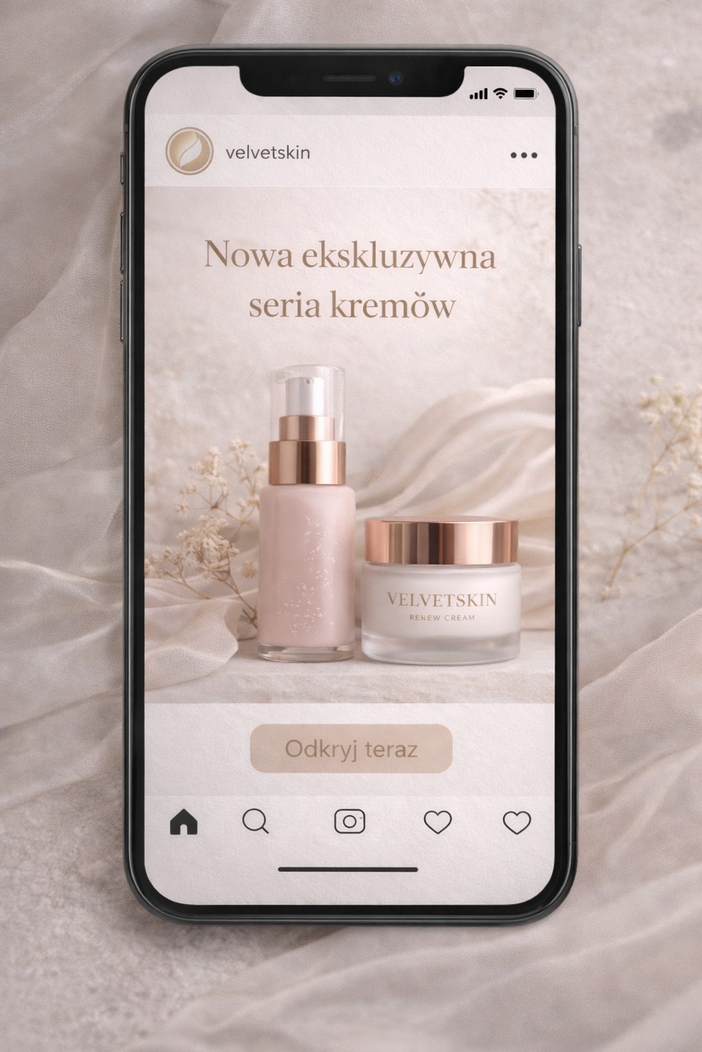 Reklama nowej serii kremów Velvet Skin na ekranie smartfona. Krem w słoiczku i butelka z pompką na beżowym tle z delikatnymi kwiatami. Minimalistyczny design.