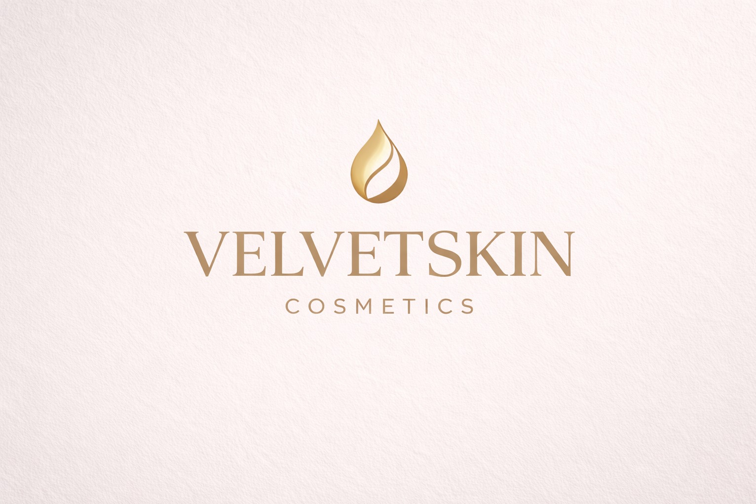 Eleganckie logo 'Velvet Skin Cosmetics' w odcieniach złota na teksturowanym, kremowym tle. Minimalistyczny design z motywem kropli. Subtelna typografia.