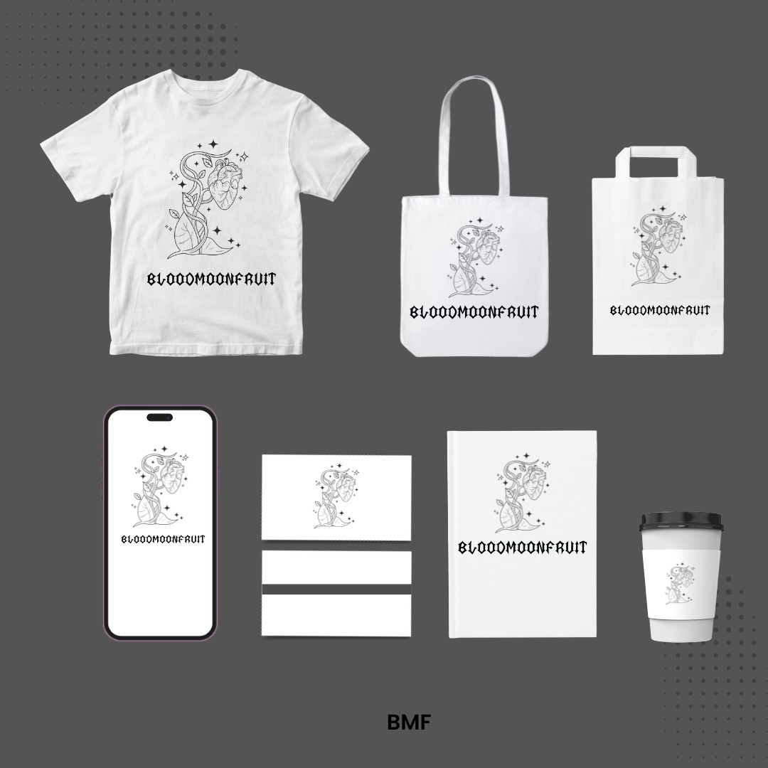 Mockup z grafiką 'BLOODMOONFRUIT' na koszulce, torbie, wizytówce, kubku, notatniku i smartfonie. Prezentacja identyfikacji wizualnej marki na szarym tle.