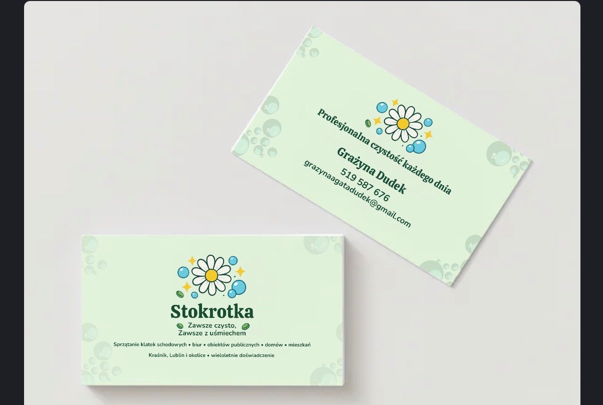 Dwie wizytówki firmy sprzątającej Stokrotka na jasnym tle. Jedna leży płasko, druga pod kątem, eksponując dane kontaktowe i logo z motywem stokrotki i bąbelków.