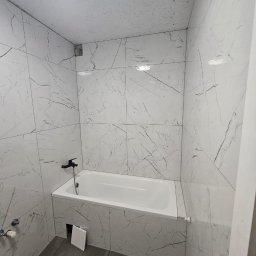 Kompleksowe wykończenie łazienki.
Układanie płytek ściennych i podłogowych, precyzyjne docinki, estetyczne wykończenie detali.