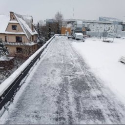 Odśnieżanie dachów płaskich i pochyłych przy użyciu technik linowych