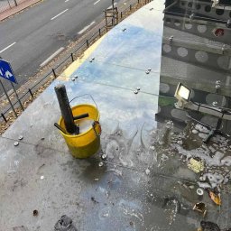 Alpinistyczne mycie daszków szklanych