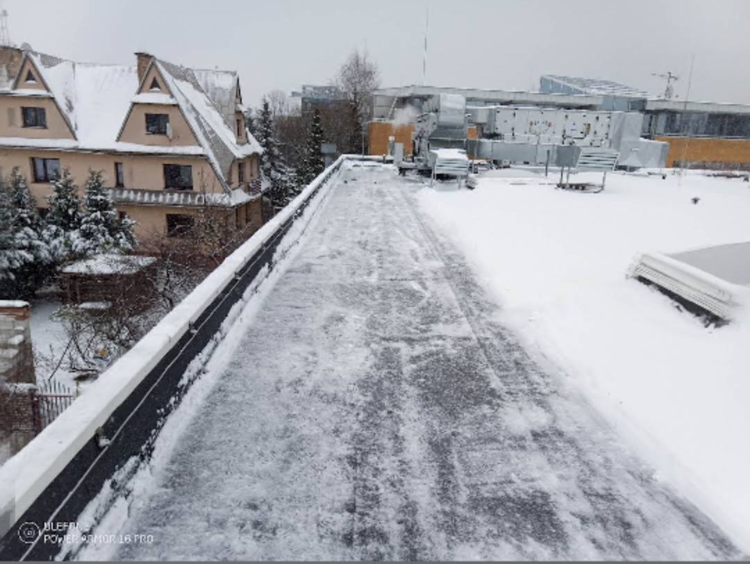 Odśnieżanie dachów płaskich i pochyłych przy użyciu technik linowych