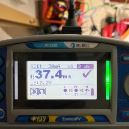 ALEKSANDER RUSAKOWICZ - Miernik Metrel MI 3108 EurotestPV z wyświetlonym wynikiem pomiaru RCDt 37.4ms, wskazujący na prawidłowe działanie zabezpieczenia różnicowoprądowego.