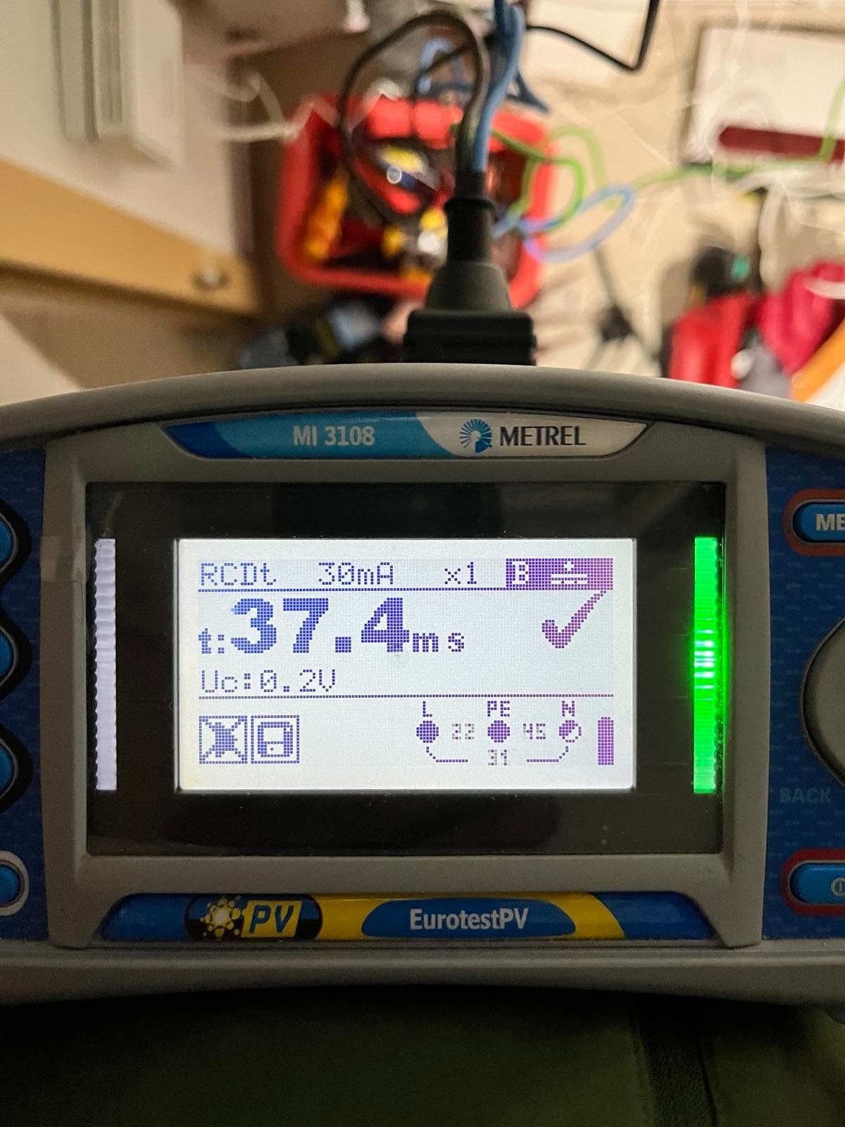 Miernik Metrel MI 3108 EurotestPV z wyświetlonym wynikiem pomiaru RCDt 37.4ms, wskazujący na prawidłowe działanie zabezpieczenia różnicowoprądowego.