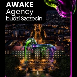 AWAKE Agency - Agencja marketingowa - Iluminacja budynku w Szczecinie przez Awake Agency. Nocne ujęcie z lotu ptaka, z efektem specjalnym w postaci płynącej, kolorowej formy na fasadzie.