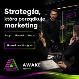 AWAKE Agency - Agencja marketingowa - Prezentacja strategii marketingowej: mężczyzna w okularach omawia audyt, kierunek i wzrost. Laptop z wykresami, notatnik z celami i logo agencji.