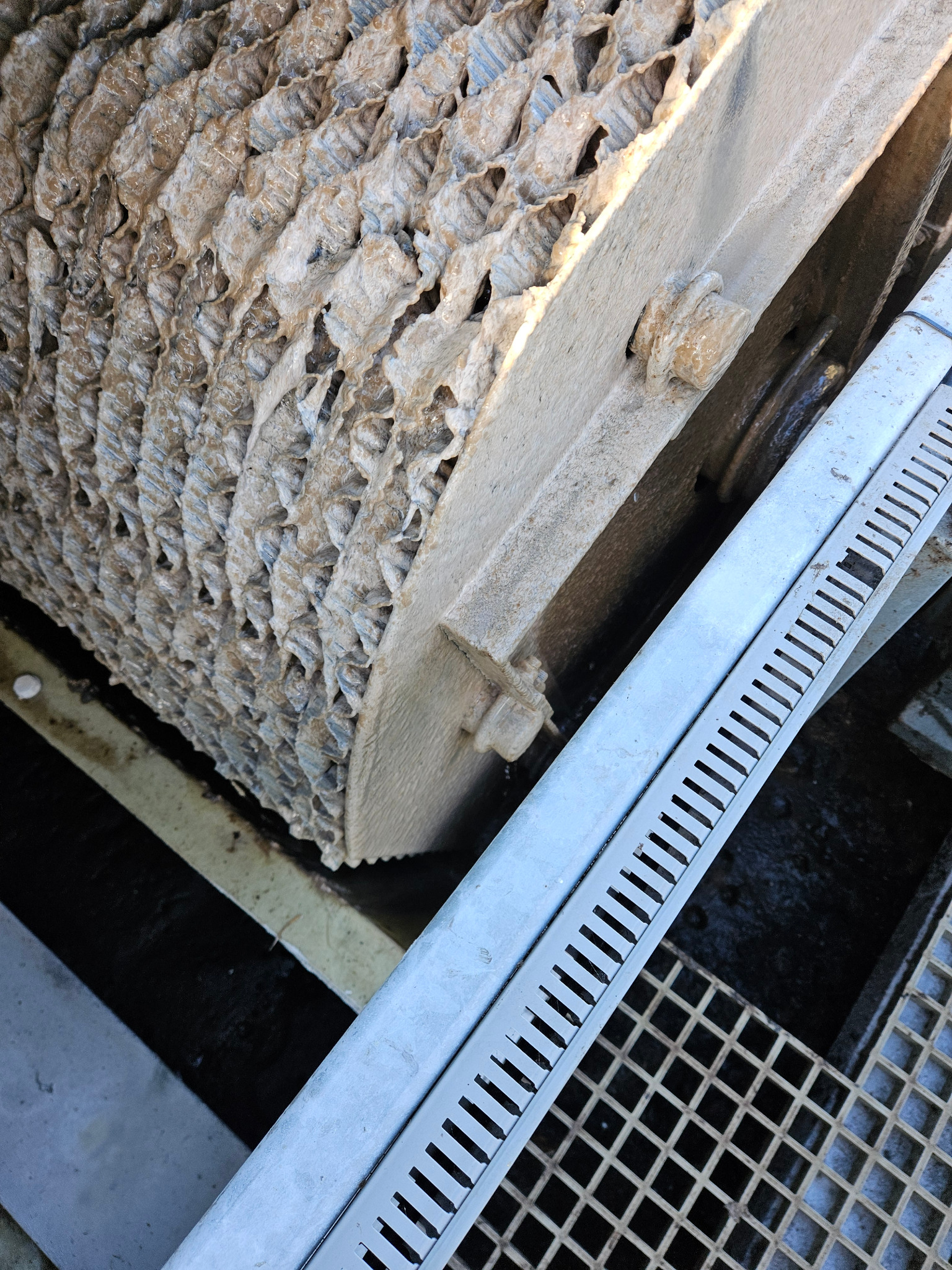 Fragment rotora biologicznego oczyszczalni ścieków z widoczną strukturą wypełnienia i elementami konstrukcyjnymi, ukazujący detale techniczne i stan eksploatacyjny.