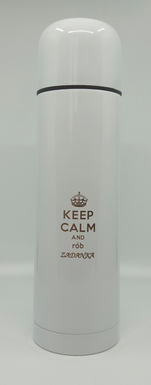Biały termos z brązowym napisem 'Keep Calm and rób Zadanka' i koroną. Minimalistyczny design, gładka powierzchnia, neutralne tło. Produkt reklamowy z unikalnym hasłem.