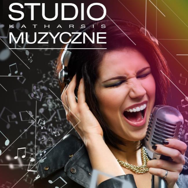 Kobieta z zamkniętymi oczami i słuchawkami na uszach śpiewa do mikrofonu wokal w studiu muzycznym, w tle grafika z nutami.