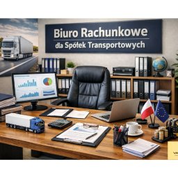 VAJLEN SPÓŁKA Z OGRANICZONĄ ODPOWIEDZIALNOŚCIĄ - Biuro rachunkowe dla firm transportowych: biurko z laptopem, dokumentami, kalkulatorem, flagami PL i UE, modelem ciężarówki i wózka widłowego z monetami.