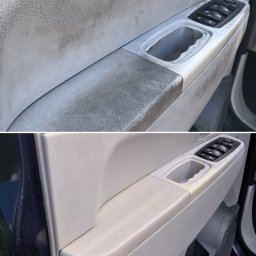Aurum.Clean - Tapicerka samochodowa przed i po czyszczeniu: widoczna różnica w odcieniu i czystości na panelu drzwiowym, z naciskiem na detale faktury materiału.