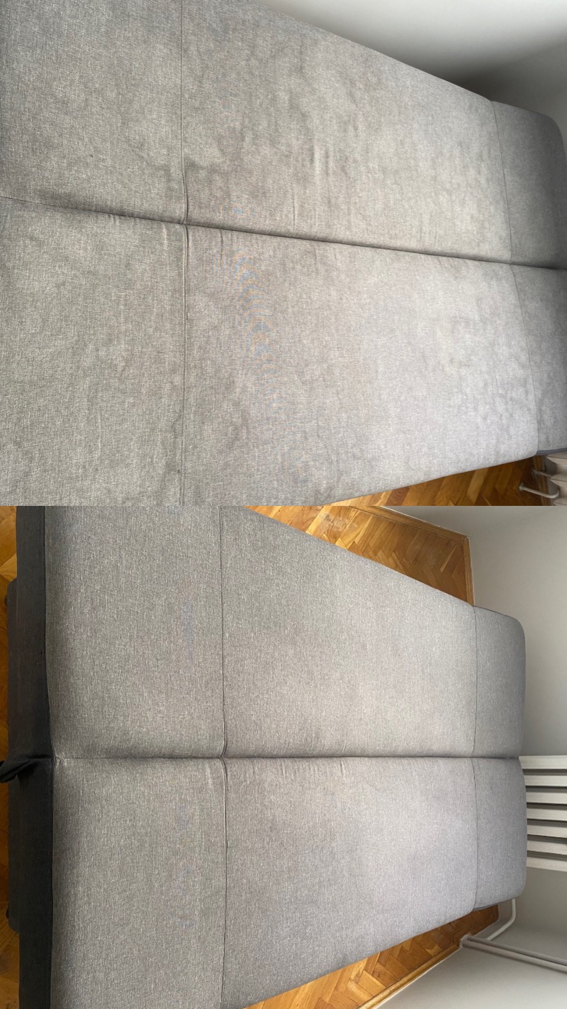 Szara kanapa: górna część z widocznymi plamami, dolna po czyszczeniu, ukazująca różnicę w odcieniu i czystości tapicerki. Ujęcie z góry, parkiet w tle.