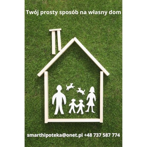 Drewniany domek z rodziną na trawie, hasło: Twój prosty sposób na własny dom. Kontakt: smarthipoteka@onet.pl. Symbolizuje pomoc w uzyskaniu własnego domu.