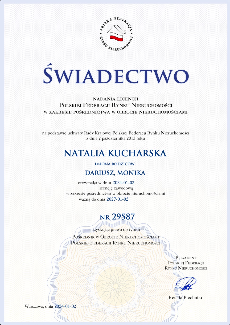 Skan świadectwa nadania licencji pośrednika w obrocie nieruchomościami Natalii Kucharskiej, wydane przez Polską Federację Rynku Nieruchomości, ważne do 2027-01-02.
