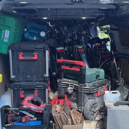 Krzysztof Wielgat - Wnętrze busa serwisowego w Świedziebni, wypełnione narzędziami, skrzynkami i rowerami, sugerujące mobilny serwis lub transport.