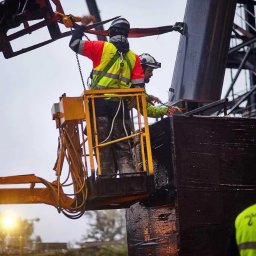 Nasz zespół to wykwalifikowani specjaliści z wieloletnim doświadczeniem monterskim, w obsłudze dźwigowej i operowaniu żurawiami przy różnorodnych inwestycjach budowlanych, przemysłowych i infrastrukturalnych