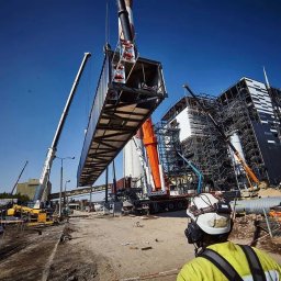 Dla każdego projektu dobieramy optymalny żuraw lub podnośnik, uwzględniając specyfikę zadania, warunki terenowe i wymagania bezpieczeństwa zgodnie z najwyższymi standardami branżowymi