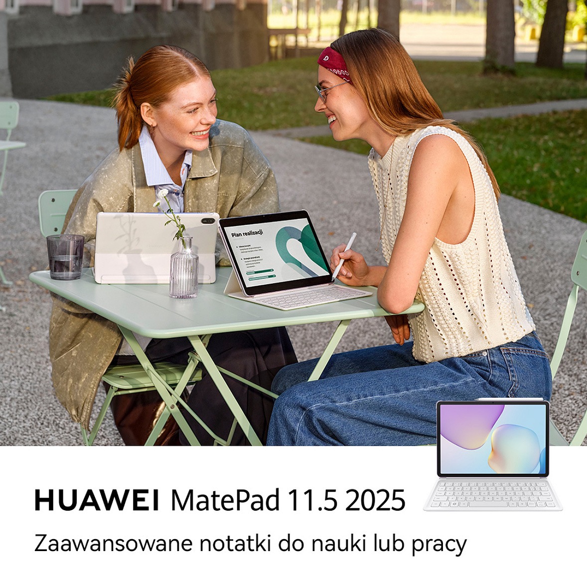 Dwie uśmiechnięte kobiety siedzą przy stoliku w plenerze, używając tabletów Huawei MatePad 11.5. Jeden tablet wyświetla plan realizacji, drugi ma dołączoną klawiaturę.