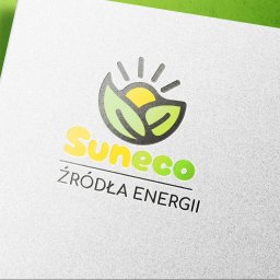 Spójnia Studio Dariusz Kawalec - Graficzne logo 'Suneco Źródła Energii' z motywem słońca i liści, umieszczone na białym, teksturowanym papierze z zielonym tłem w lewym górnym rogu. Minimalistyczny design.