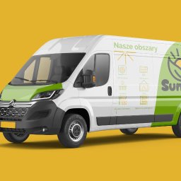 Spójnia Studio Dariusz Kawalec - Biały van z zielonymi akcentami i logo Suneco, prezentujący usługi: pompy ciepła, fotowoltaika, instalacje, kotły, kolektory słoneczne i ogrzewanie podłogowe na żółtym tle.