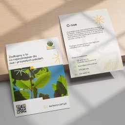 Spójnia Studio Dariusz Kawalec - Dwie wizytówki firmy Suneco Zródła Energii leżące na drewnianym blacie. Jedna z zielonym motywem roślinnym, druga z informacjami kontaktowymi i opisem firmy.