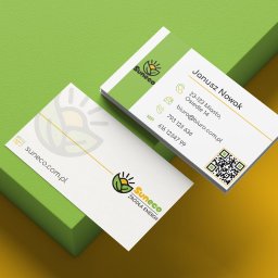 Spójnia Studio Dariusz Kawalec - Dwie wizytówki firmy Suneco z zielonym logo na białym tle, leżące na zielono-żółtym tle. Jedna wizytówka z danymi kontaktowymi, druga z adresem strony internetowej.