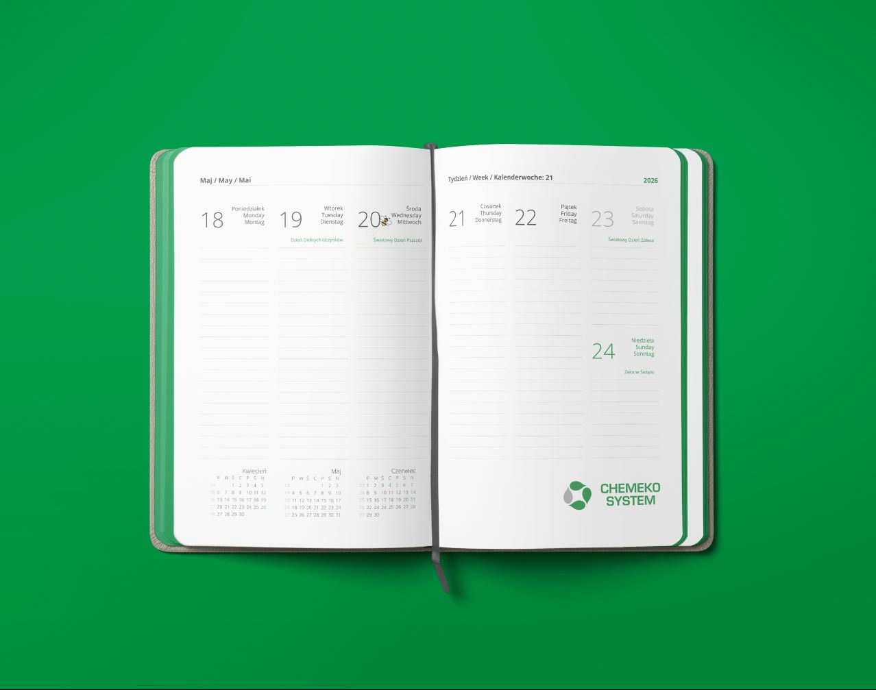 Otwarty kalendarz firmowy Chemeko System na rok 2026, z zaznaczonym tygodniem 21 i datami maja, na zielonym tle. Widoczne logo firmy w prawym dolnym rogu.