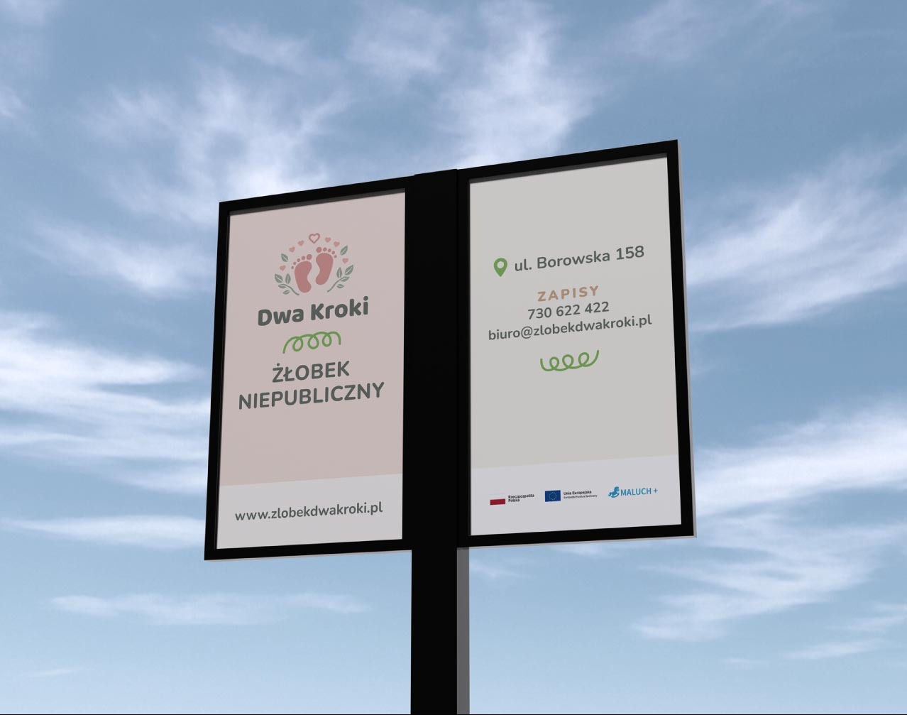 Dwustronny billboard z logo i danymi kontaktowymi żłobka 'Dwa Kroki' na tle błękitnego nieba. Widoczne adres, telefon i adres e-mail. Minimalistyczny design.