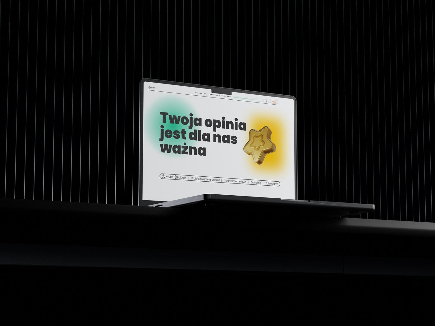 Laptop z wyświetloną stroną internetową z hasłem 'Twoja opinia jest dla nas ważna' i grafiką złotej gwiazdy na tle gradientu. Widoczne elementy interfejsu strony.