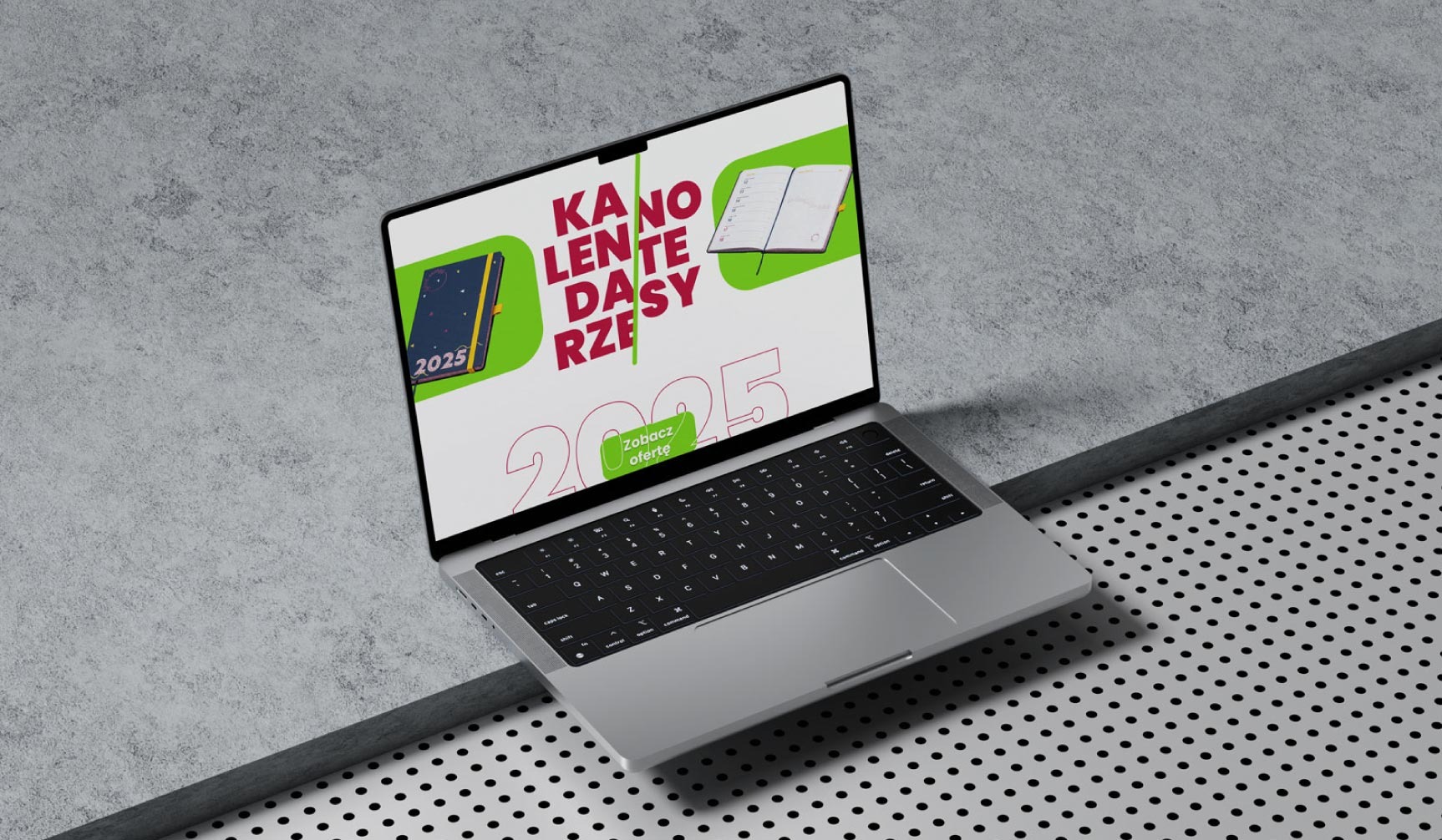 Laptop wyświetla grafikę z kalendarzem na 2025 rok, z hasłem 'Kalendarze 2025'. Grafika w nowoczesnym stylu na tle betonowej ściany i perforowanej powierzchni.