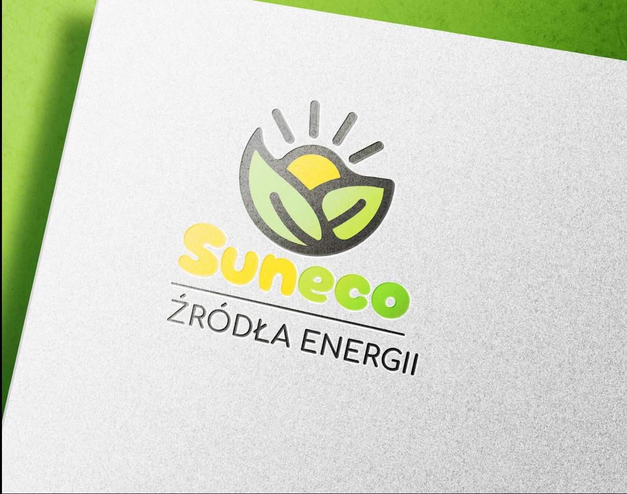 Graficzne logo 'Suneco Źródła Energii' z motywem słońca i liści, umieszczone na białym, teksturowanym papierze z zielonym tłem w lewym górnym rogu. Minimalistyczny design.