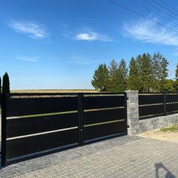 Ogrodzenie stalowe cynkowane ogniowo malowane proszkowo na kolor 9005 z drobną strukturą.