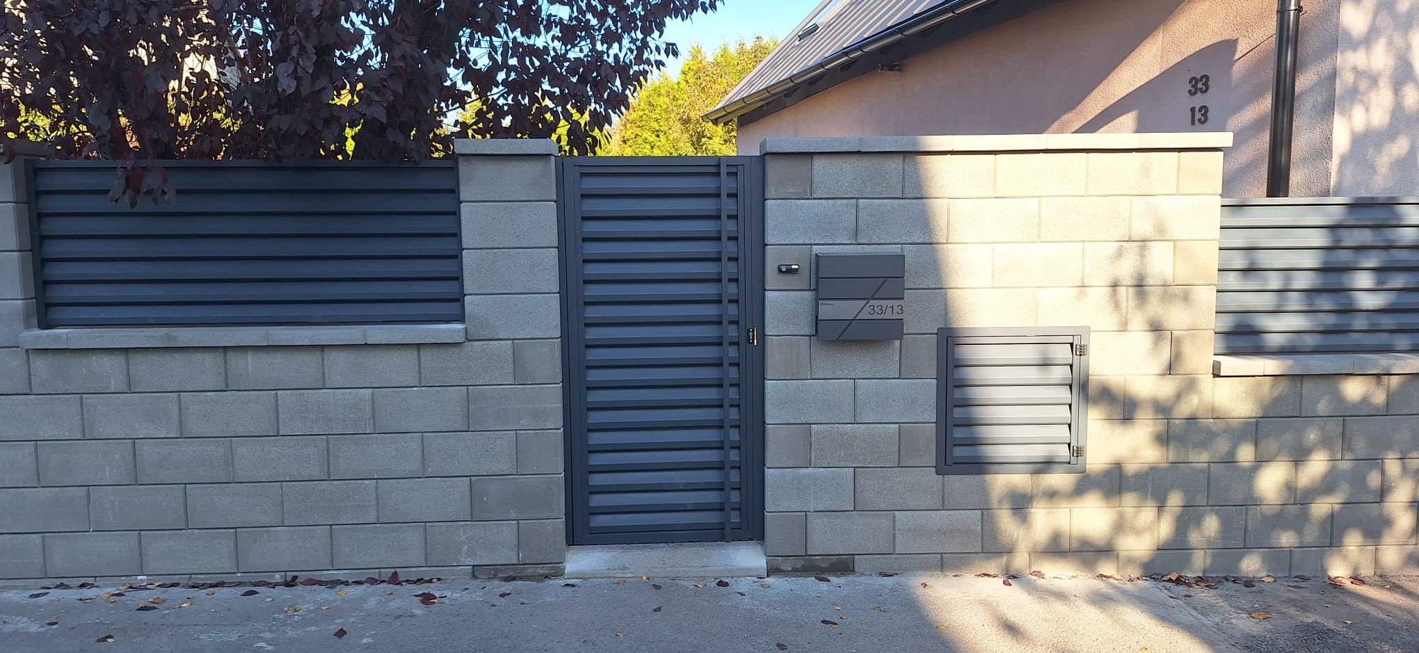 Ogrodzenie żaluzjowe w kolorze 7016 w miejscowości Ludgeřovice (Czechy)