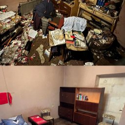 Sanito24 Sprzątanie specjalistyczne i dezynfekcja - Dwa panele: zagracony pokój z rozrzuconymi śmieciami i przedmiotami na podłodze, oraz ten sam pokój po gruntownym uporządkowaniu, z czystym parkietem i meblami.