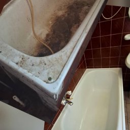 Sanito24 Sprzątanie specjalistyczne i dezynfekcja - Porównanie brudnej, zaniedbanej wanny z rdzawymi zaciekami i osadami z jej czystą, lśniącą wersją po gruntownym czyszczeniu, na tle brązowych płytek.
