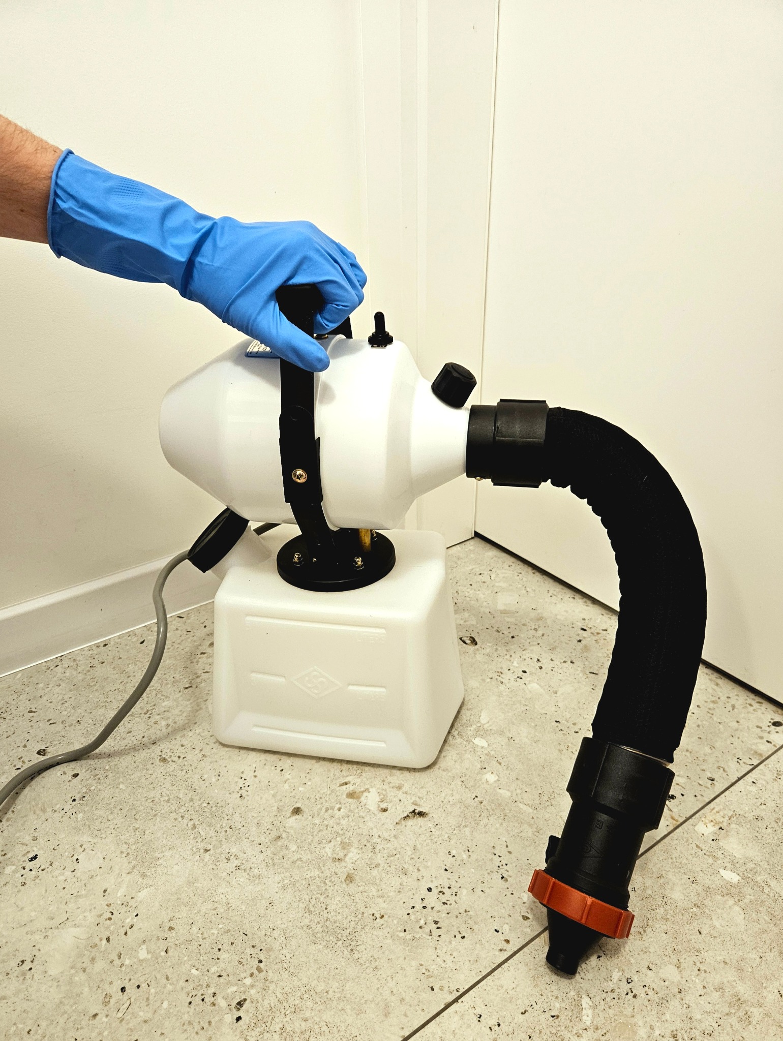 Skuteczne zabiegi DDD wykonywane certyfikowanym sprzętem.