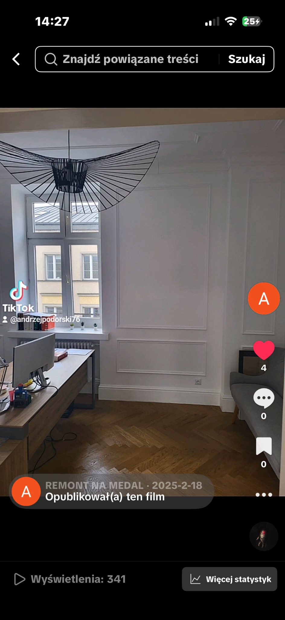 Jasne wnętrze biura po remoncie: parkiet w jodełkę, białe ściany z dekoracyjnymi panelami, nowoczesna lampa wisząca. Widok na biurko i okno.