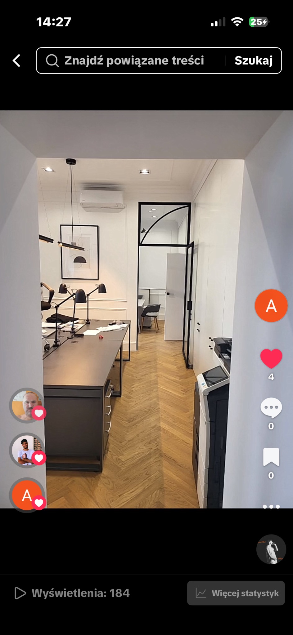 Nowoczesne biuro z parkietem w jodełkę, czarnymi biurkami i lampami. Białe ściany z dekoracyjnymi listwami i czarne, przeszklone drzwi dodają elegancji.