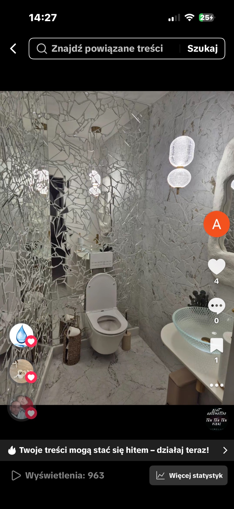 Nowoczesna łazienka z lustrzanymi płytkami na ścianach, szklaną umywalką i designerskimi lampami. Wykończenie w odcieniach bieli i szarości, marmurowa podłoga.