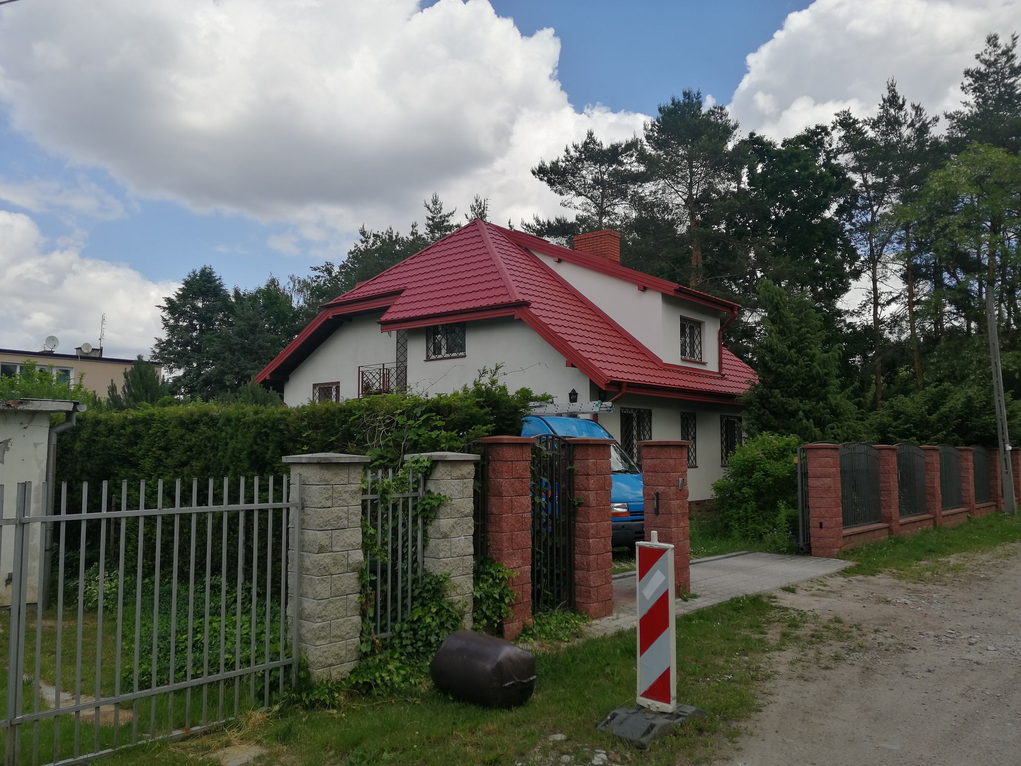 Budowa ogrodzeń + Wymiana poszycia dachowego