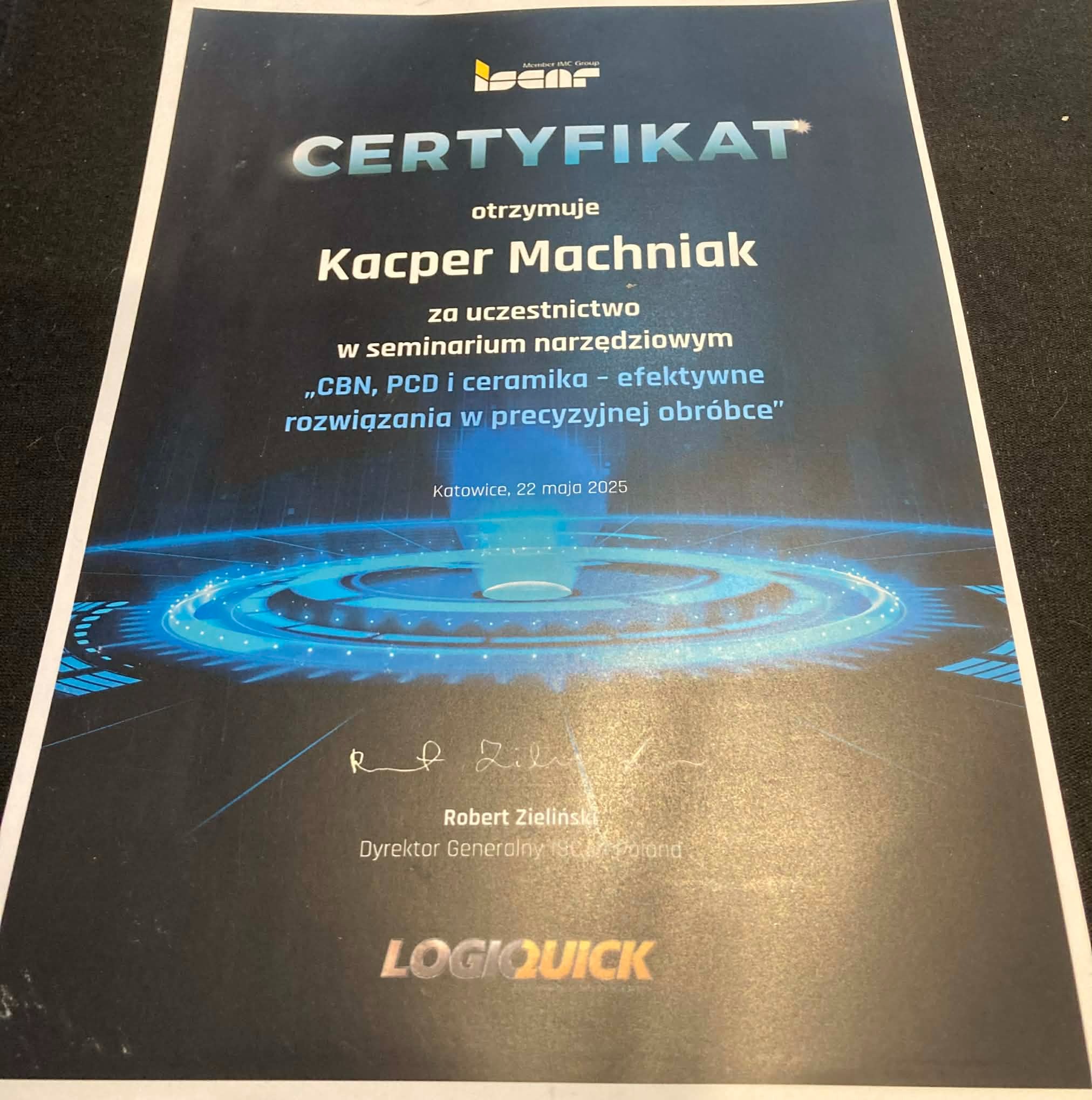 Certyfikat dla Kacpra Machniaka za udział w seminarium narzędziowym 'CBN, PCD i ceramika - efektywne rozwiązania w precyzyjnej obróbce'. Katowice, 22 maja 2025.