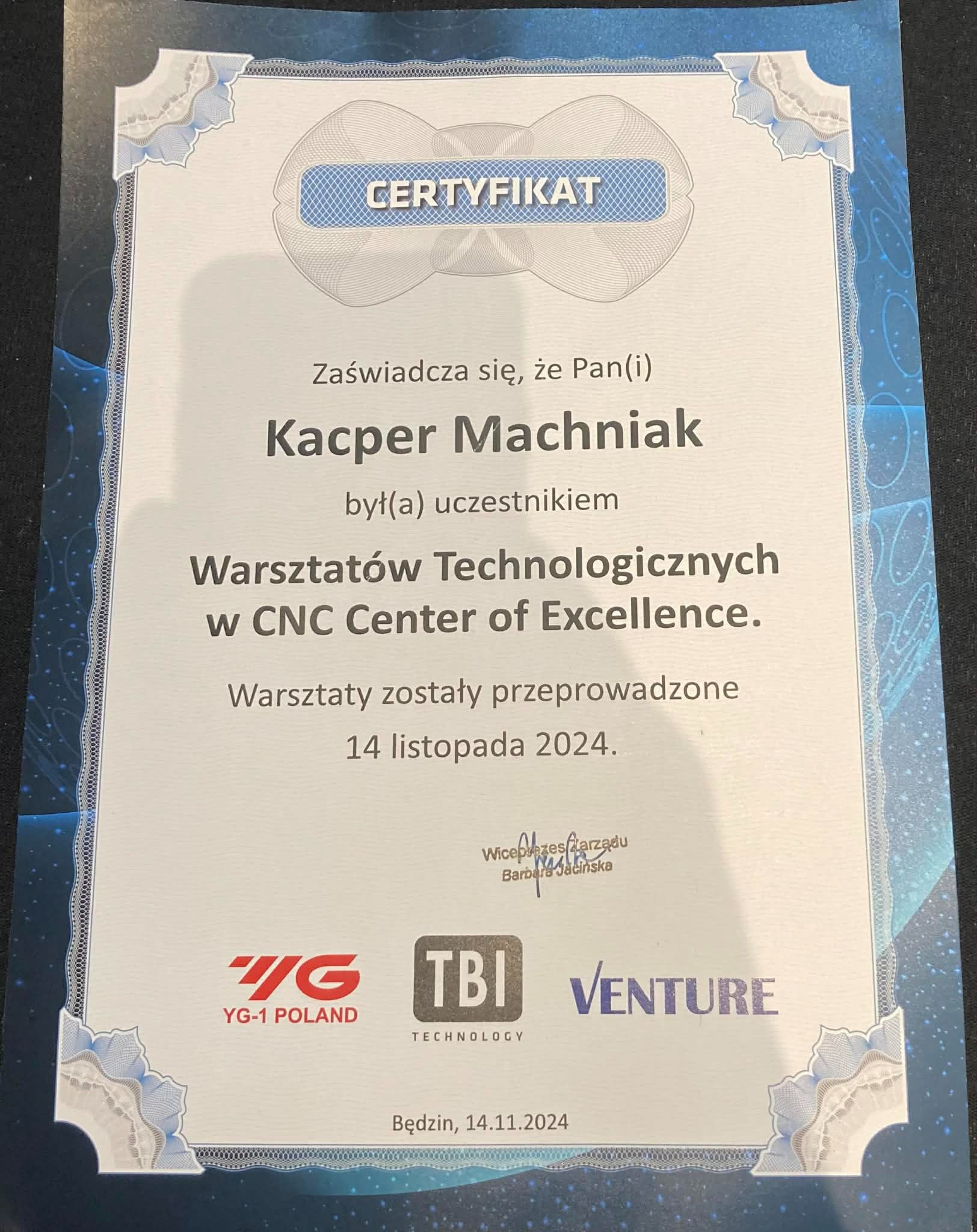 Certyfikat ukończenia warsztatów technologicznych CNC Center of Excellence dla Kacpra Machniaka, wydany 14 listopada 2024 w Będzinie. Sygnatury YG-1 Poland, TBI Technology, Venture.