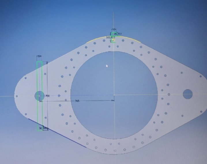 Schemat techniczny metalowego elementu z otworami, widok z góry, z naniesionymi wymiarami w programie CAD, na jasnoniebieskim tle.