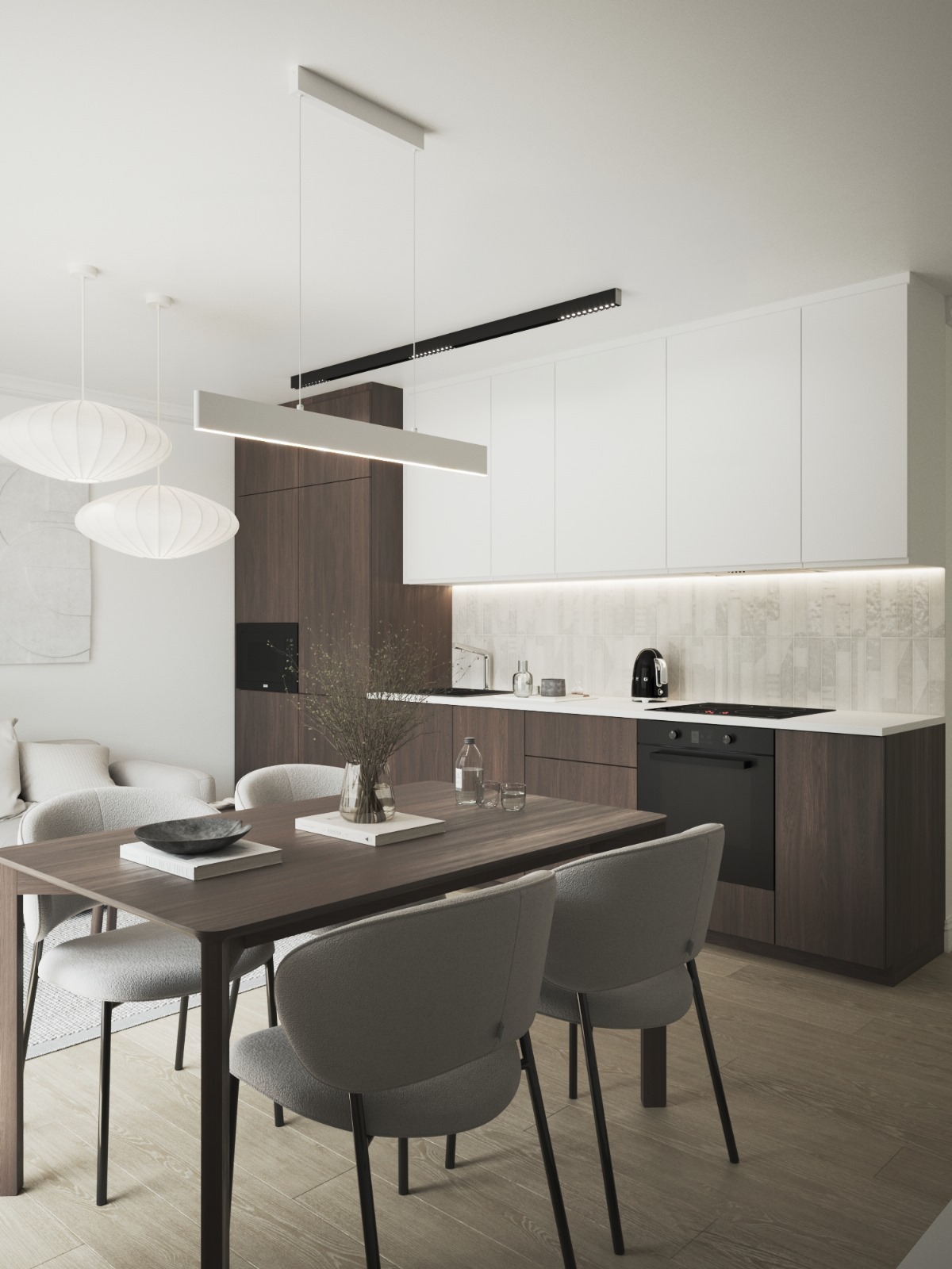 Nowoczesna kuchnia z drewnianymi szafkami i białymi górnymi szafkami, oświetlona lampami wiszącymi nad stołem jadalnym z szarymi krzesłami.