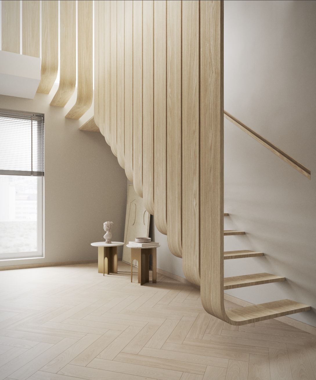 Nowoczesne schody z jasnego drewna z oryginalną balustradą, parkiet w jodełkę, minimalistyczne stoliki i okno z żaluzjami w tle. Jasne, naturalne światło.