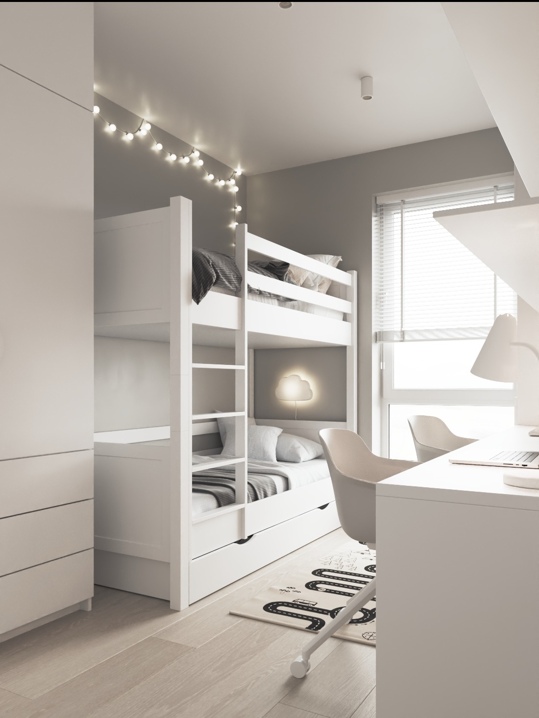 Pokój dziecięcy w bieli: łóżko piętrowe z drabinką, biurko z lampką, krzesło na kółkach, dywan z motywem drogi, girlanda świetlna. Minimalistyczny design, jasne drewno na podłodze.