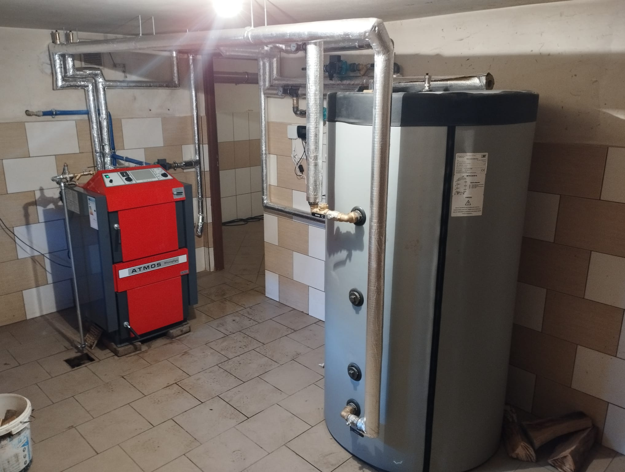 Kotłownia z kotłem Firmy Atmos zgazowującym drewno i zbiornikiem akumulacyjnym